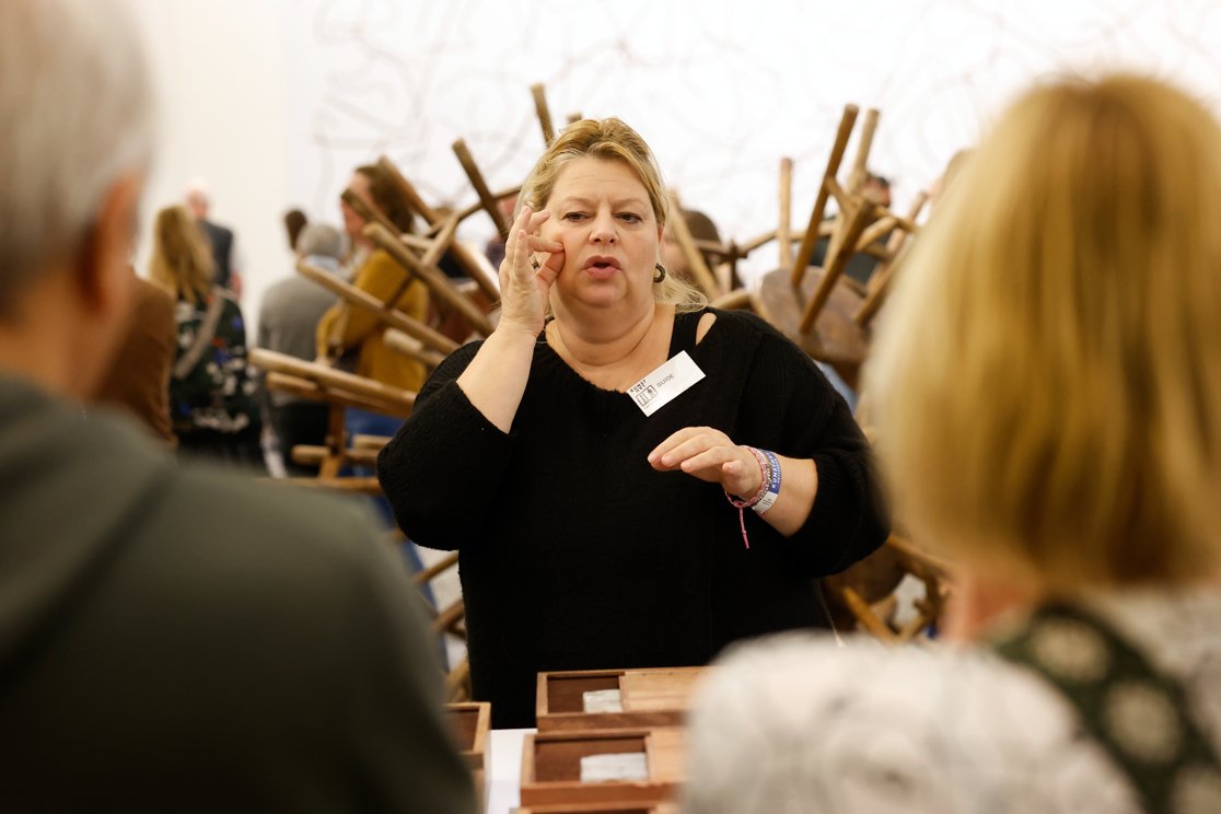 Rondleiding in gebaren door Kirsten de Ven. Foto Bas Czerwinski Gebarentour AiWeiwei_KunsthalRotterdam_fotoBasCzerwinski_LR (35).JPG