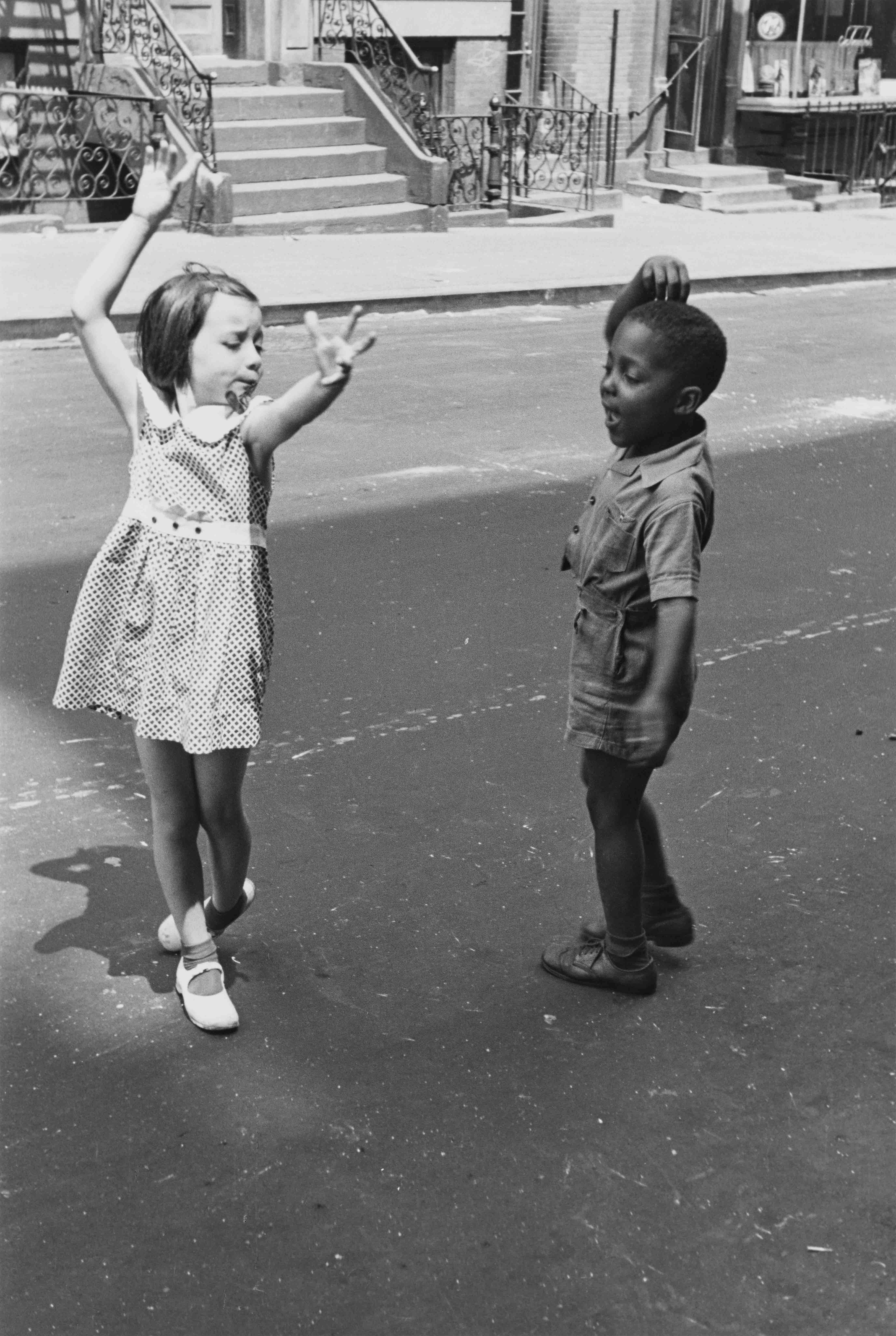 Helen Levitt, N.Y., ca. 1940 © Film Documents LLC, courtesy Zander Galerie 3_Helen Levitt_N.Y._1940_LR.jpg
