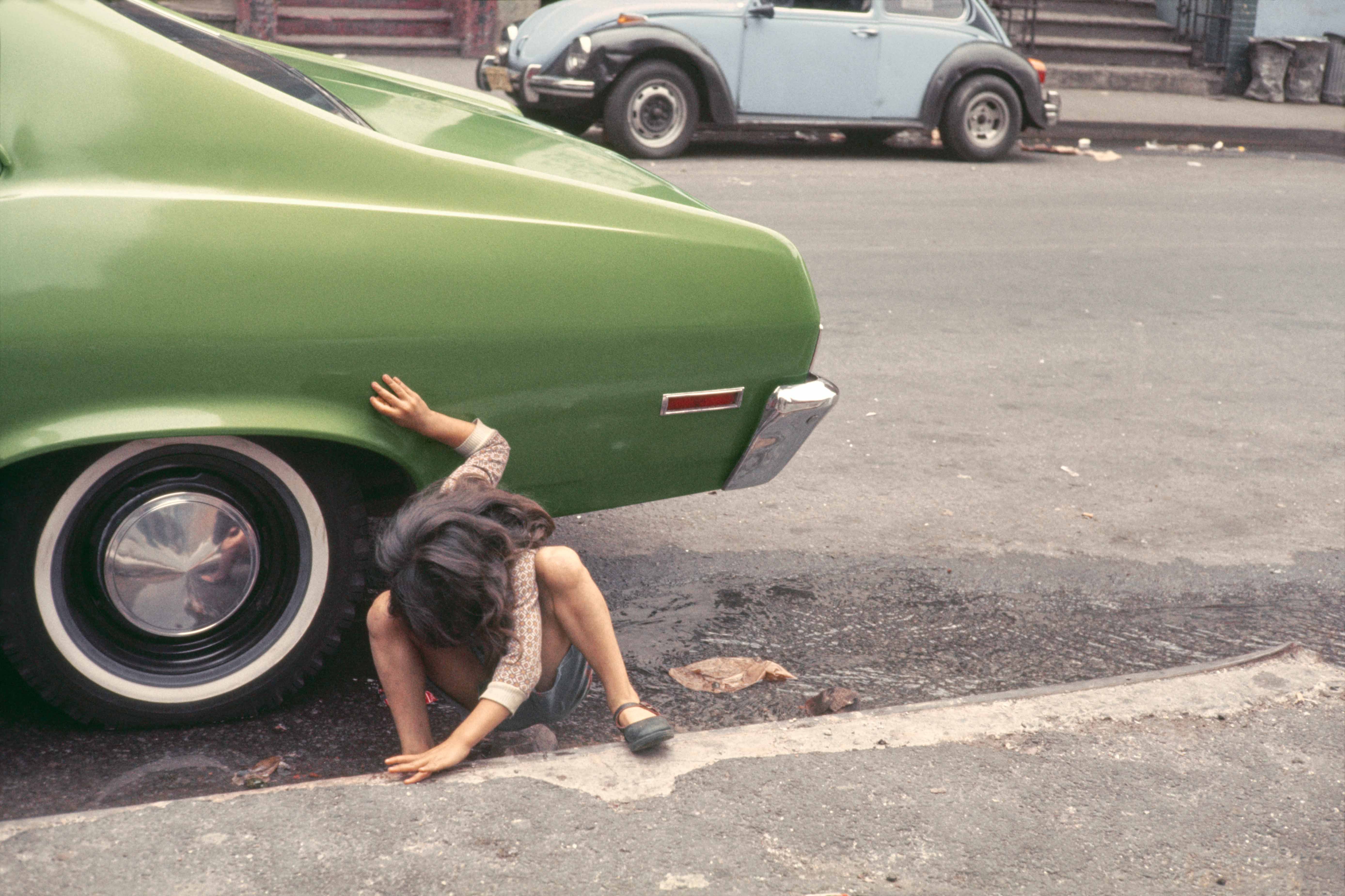 Helen Levitt, N.Y., 1976 © Film Documents LLC, courtesy Zander Galerie 01_Helen Levitt_Color.jpg