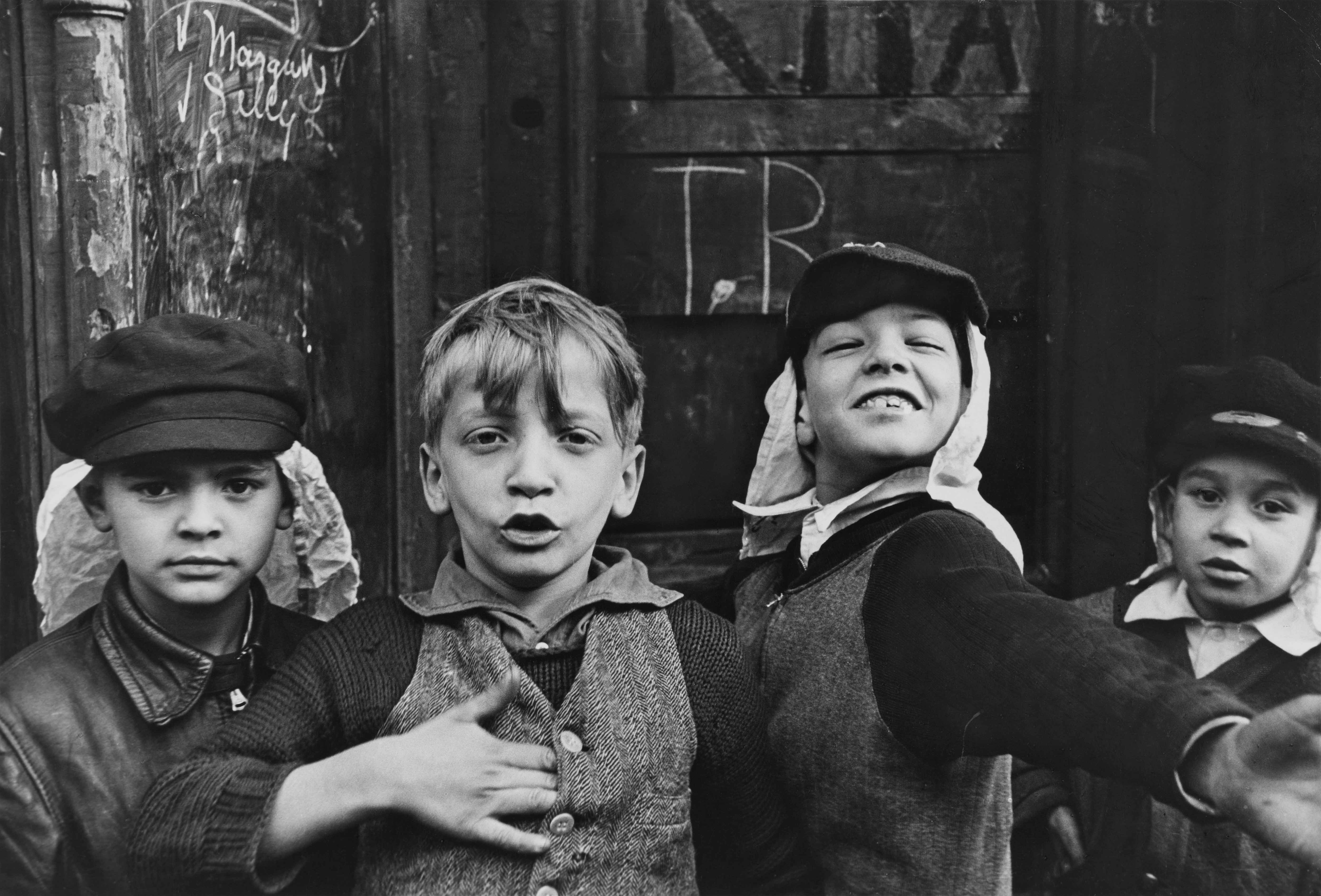 Helen Levitt, N.Y., ca. 1940 © Film Documents LLC, courtesy Zander Galerie 7_Helen Levitt_N.Y._1940_LR.jpg